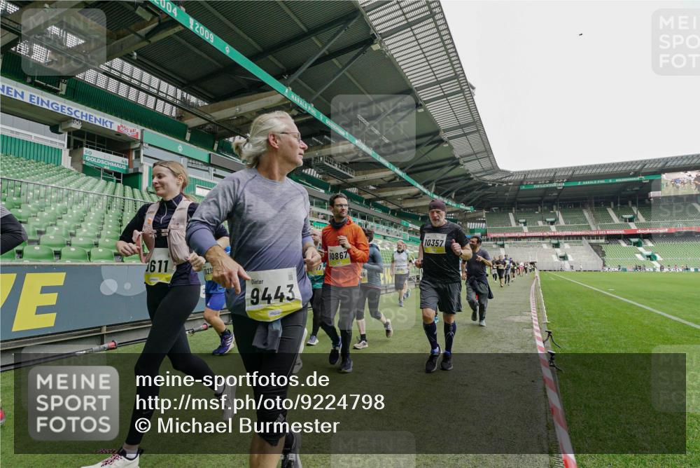05.10.2025 - 20. swb-Marathon Bremen Michael Burmester http://msf.ph/oto/9224798 05.10.2025 10:36:25 Laufen im Stadion 7123, 7177, 7178, 7908, 8585, 9005, 9173, 9174, 9215, 9231, 9271, 9272, 9278, 9294, 9327, 9330, 9346, 9349, 9370, 9371, 9378, 9389, 9443, 9450, 9454, 9462, 9473, 9516, 9518, 9542, 9568, 9593, 9608, 9609, 9611, 9613, 9634, 9635, 9686, 9737, 9747, 9827, 9880, 9904, 9954, 9977, 9991, 10006, 10030, 10063, 10079, 10093, 10127, 10139, 10143, 10182, 10209, 10219, 10228, 10293, 10311, 10324, 10336, 10357, 10367, 10391, 10406, 10558, 10560, 10656, 10809, 10901 meine-sportfotos.de