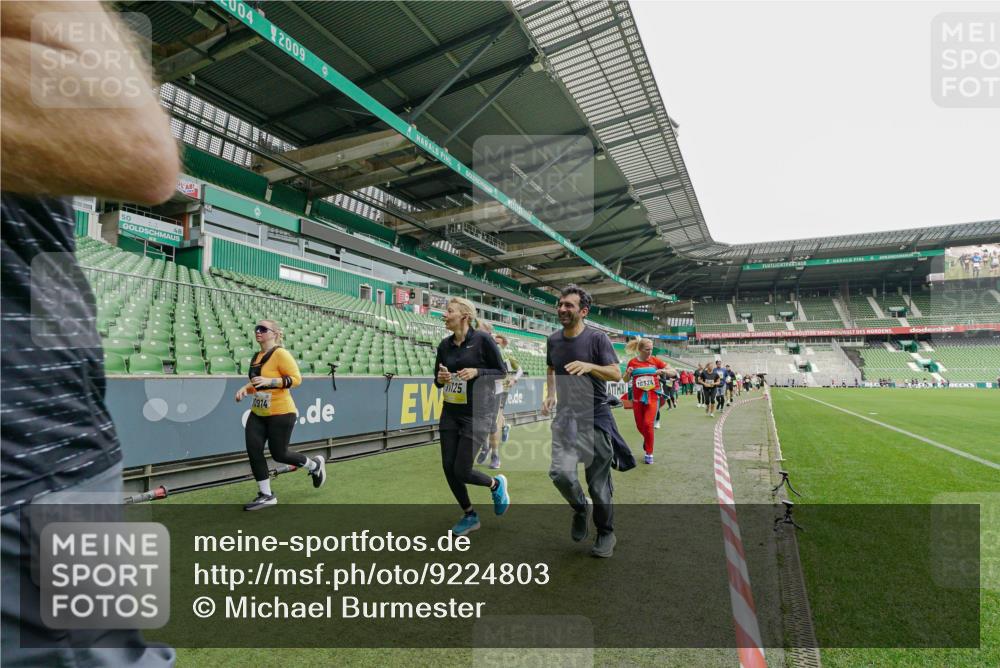 05.10.2025 - 20. swb-Marathon Bremen Michael Burmester http://msf.ph/oto/9224803 05.10.2025 10:36:27 Laufen im Stadion 7123, 7177, 7178, 7777, 7908, 8585, 9005, 9173, 9174, 9215, 9271, 9272, 9278, 9294, 9327, 9346, 9349, 9370, 9371, 9378, 9389, 9443, 9450, 9454, 9462, 9473, 9516, 9518, 9542, 9568, 9593, 9608, 9611, 9613, 9634, 9635, 9655, 9686, 9737, 9747, 9827, 9880, 9977, 9991, 10006, 10030, 10063, 10079, 10093, 10127, 10139, 10143, 10182, 10209, 10217, 10219, 10228, 10293, 10311, 10324, 10336, 10357, 10367, 10391, 10406, 10558, 10560, 10656, 10809, 10901, 9231, 9330 meine-sportfotos.de