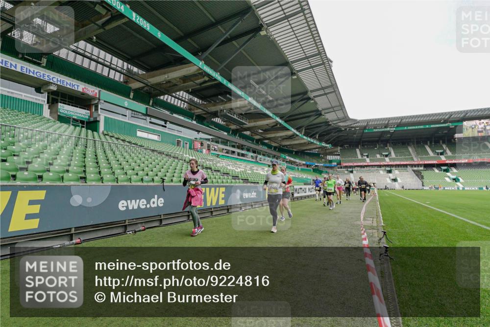 05.10.2025 - 20. swb-Marathon Bremen Michael Burmester http://msf.ph/oto/9224816 05.10.2025 10:36:37 Laufen im Stadion 7123, 7777, 7908, 8585, 9005, 9173, 9174, 9215, 9271, 9272, 9278, 9294, 9327, 9346, 9349, 9370, 9371, 9378, 9389, 9443, 9450, 9454, 9462, 9473, 9568, 9593, 9604, 9608, 9611, 9613, 9635, 9655, 9673, 9686, 9692, 9747, 9812, 9827, 9880, 9913, 9977, 9991, 10004, 10026, 10030, 10071, 10093, 10143, 10182, 10209, 10217, 10219, 10293, 10311, 10324, 10357, 10367, 10391, 10406, 10492, 10558, 10560, 10588, 10656, 10679, 10762, 10809, 10901, 7177, 9231, 9330 meine-sportfotos.de