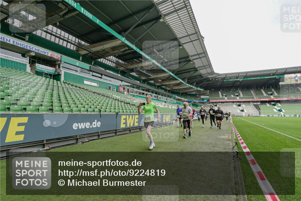 05.10.2025 - 20. swb-Marathon Bremen Michael Burmester http://msf.ph/oto/9224819 05.10.2025 10:36:40 Laufen im Stadion 7123, 7777, 7908, 8585, 9005, 9173, 9174, 9177, 9208, 9215, 9271, 9272, 9278, 9294, 9327, 9346, 9349, 9370, 9371, 9378, 9389, 9443, 9450, 9454, 9473, 9568, 9593, 9604, 9608, 9611, 9613, 9635, 9655, 9673, 9686, 9692, 9747, 9812, 9827, 9880, 9913, 9977, 9991, 10004, 10026, 10030, 10071, 10093, 10182, 10209, 10217, 10219, 10293, 10311, 10324, 10357, 10367, 10391, 10406, 10489, 10492, 10558, 10560, 10588, 10656, 10679, 10762, 10809, 10901, 7177, 9231, 9330 meine-sportfotos.de