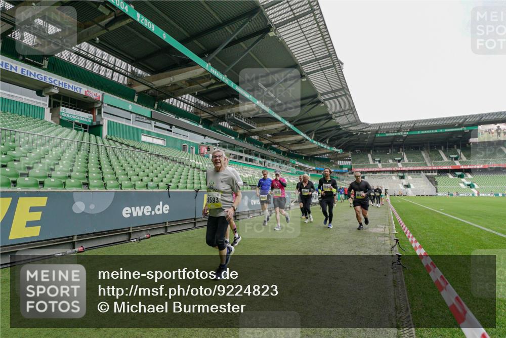 05.10.2025 - 20. swb-Marathon Bremen Michael Burmester http://msf.ph/oto/9224823 05.10.2025 10:36:42 Laufen im Stadion 7123, 7777, 7908, 8585, 9005, 9174, 9177, 9208, 9215, 9271, 9272, 9294, 9327, 9346, 9349, 9370, 9371, 9378, 9389, 9443, 9450, 9454, 9473, 9568, 9593, 9604, 9608, 9611, 9613, 9635, 9655, 9673, 9686, 9692, 9747, 9812, 9827, 9839, 9913, 9991, 10004, 10026, 10030, 10071, 10093, 10182, 10209, 10217, 10219, 10293, 10311, 10324, 10357, 10391, 10406, 10489, 10492, 10558, 10560, 10588, 10656, 10679, 10762, 10809, 10821, 10901, 7177, 9231, 9330 meine-sportfotos.de