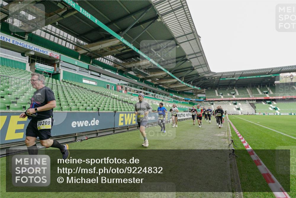 05.10.2025 - 20. swb-Marathon Bremen Michael Burmester http://msf.ph/oto/9224832 05.10.2025 10:36:45 Laufen im Stadion 7123, 7777, 7908, 8585, 9005, 9177, 9208, 9215, 9271, 9272, 9294, 9305, 9327, 9346, 9349, 9370, 9371, 9389, 9443, 9454, 9473, 9568, 9593, 9604, 9608, 9611, 9613, 9635, 9655, 9673, 9686, 9692, 9747, 9812, 9827, 9839, 9913, 9991, 10004, 10026, 10030, 10071, 10093, 10182, 10209, 10217, 10219, 10311, 10324, 10357, 10391, 10406, 10489, 10492, 10558, 10560, 10588, 10656, 10679, 10762, 10771, 10809, 10821, 10901, 7177, 9231, 9330 meine-sportfotos.de
