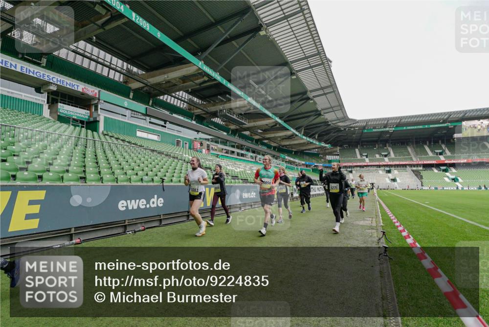 05.10.2025 - 20. swb-Marathon Bremen Michael Burmester http://msf.ph/oto/9224835 05.10.2025 10:36:48 Laufen im Stadion 7123, 7777, 7908, 8585, 9005, 9177, 9208, 9215, 9246, 9271, 9272, 9294, 9305, 9346, 9349, 9363, 9370, 9371, 9443, 9454, 9473, 9568, 9593, 9604, 9608, 9611, 9613, 9635, 9655, 9673, 9686, 9692, 9747, 9802, 9812, 9827, 9839, 9913, 9991, 10004, 10026, 10030, 10071, 10093, 10209, 10217, 10219, 10290, 10291, 10311, 10324, 10357, 10391, 10406, 10489, 10492, 10558, 10560, 10562, 10571, 10588, 10615, 10656, 10679, 10762, 10771, 10809, 10821, 10901, 7177 meine-sportfotos.de