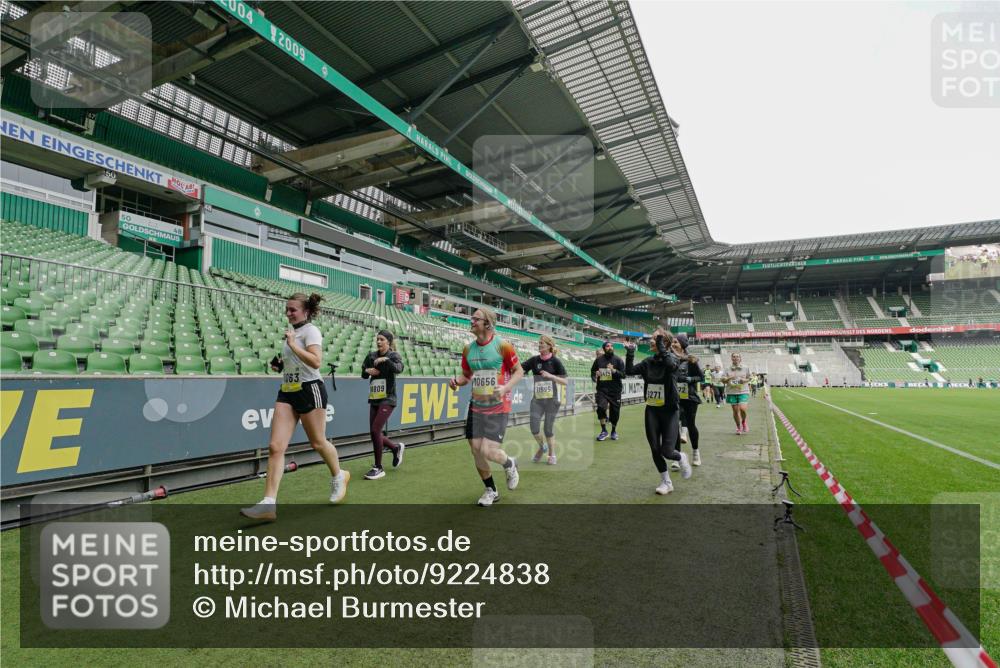 05.10.2025 - 20. swb-Marathon Bremen Michael Burmester http://msf.ph/oto/9224838 05.10.2025 10:36:48 Laufen im Stadion 7123, 7777, 7908, 8585, 9005, 9177, 9208, 9215, 9246, 9271, 9272, 9294, 9305, 9346, 9349, 9363, 9370, 9371, 9443, 9454, 9473, 9568, 9593, 9604, 9608, 9611, 9613, 9635, 9655, 9673, 9686, 9692, 9747, 9802, 9812, 9827, 9839, 9913, 9991, 10004, 10026, 10030, 10071, 10093, 10209, 10217, 10219, 10290, 10291, 10311, 10324, 10357, 10391, 10406, 10489, 10492, 10558, 10560, 10562, 10571, 10588, 10615, 10656, 10679, 10762, 10771, 10809, 10821, 10901, 7177 meine-sportfotos.de