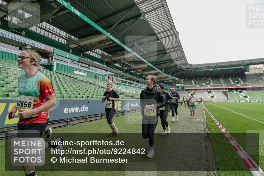 05.10.2025 - 20. swb-Marathon Bremen Michael Burmester http://msf.ph/oto/9224842 05.10.2025 10:36:49 Laufen im Stadion 7123, 7777, 7908, 8585, 9005, 9177, 9208, 9215, 9246, 9271, 9272, 9294, 9305, 9346, 9349, 9363, 9370, 9371, 9443, 9454, 9473, 9531, 9568, 9593, 9604, 9608, 9611, 9613, 9635, 9655, 9673, 9686, 9692, 9747, 9802, 9812, 9827, 9839, 9913, 9991, 10004, 10026, 10030, 10071, 10093, 10209, 10217, 10219, 10290, 10291, 10311, 10324, 10357, 10391, 10406, 10489, 10492, 10518, 10558, 10560, 10562, 10571, 10588, 10615, 10656, 10679, 10762, 10771, 10809, 10821, 10901, 7177 meine-sportfotos.de