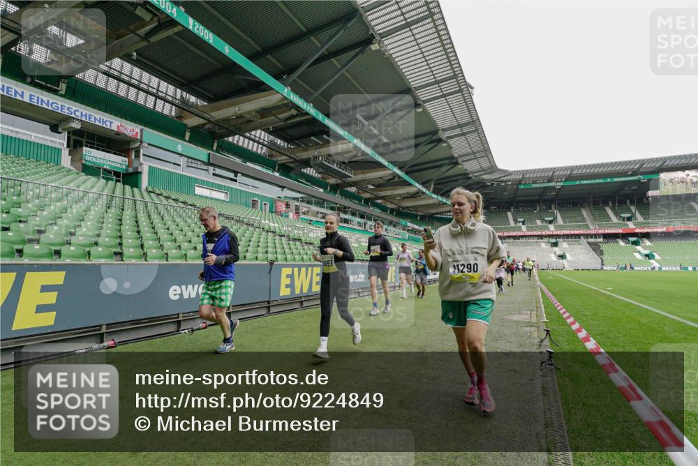 05.10.2025 - 20. swb-Marathon Bremen Michael Burmester http://msf.ph/oto/9224849 05.10.2025 10:36:52 Laufen im Stadion 7123, 7777, 7908, 8585, 9177, 9208, 9215, 9246, 9271, 9272, 9294, 9305, 9346, 9349, 9363, 9371, 9381, 9443, 9473, 9531, 9568, 9593, 9603, 9604, 9608, 9611, 9613, 9635, 9655, 9673, 9692, 9747, 9802, 9812, 9827, 9839, 9913, 9991, 10004, 10026, 10030, 10067, 10071, 10093, 10209, 10217, 10219, 10290, 10291, 10324, 10345, 10357, 10406, 10489, 10492, 10518, 10558, 10560, 10562, 10571, 10588, 10615, 10656, 10679, 10762, 10771, 10809, 10821, 10901 meine-sportfotos.de
