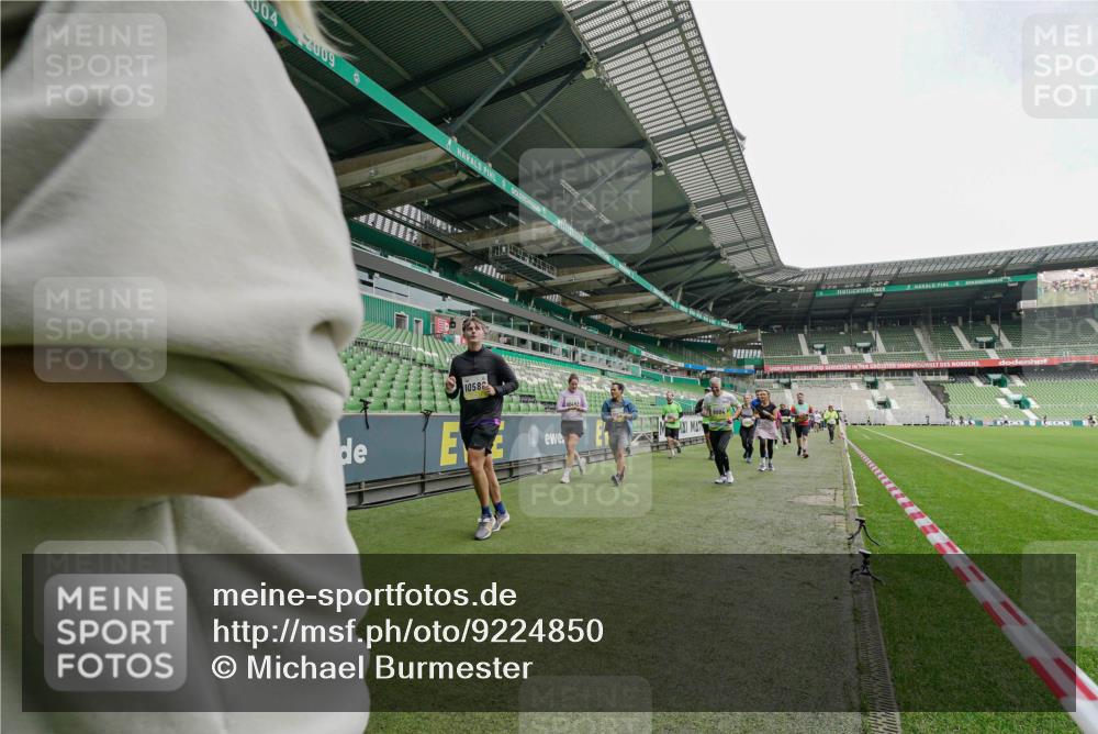 05.10.2025 - 20. swb-Marathon Bremen Michael Burmester http://msf.ph/oto/9224850 05.10.2025 10:36:53 Laufen im Stadion 7123, 7777, 7908, 8585, 9177, 9208, 9215, 9246, 9271, 9272, 9294, 9305, 9346, 9349, 9363, 9371, 9381, 9443, 9473, 9531, 9568, 9593, 9603, 9604, 9608, 9611, 9613, 9635, 9655, 9673, 9692, 9747, 9802, 9812, 9827, 9839, 9913, 9991, 10004, 10026, 10030, 10067, 10071, 10093, 10209, 10217, 10219, 10290, 10291, 10324, 10345, 10357, 10406, 10489, 10492, 10518, 10558, 10560, 10562, 10571, 10588, 10615, 10656, 10679, 10762, 10771, 10809, 10821, 10901, 11184, 11251 meine-sportfotos.de