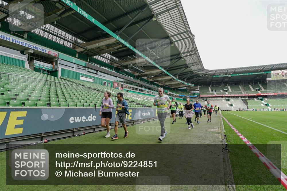 05.10.2025 - 20. swb-Marathon Bremen Michael Burmester http://msf.ph/oto/9224851 05.10.2025 10:36:55 Laufen im Stadion 7123, 7777, 7908, 9177, 9208, 9215, 9246, 9271, 9272, 9294, 9305, 9346, 9349, 9363, 9371, 9381, 9443, 9473, 9531, 9568, 9593, 9603, 9604, 9608, 9611, 9613, 9635, 9655, 9673, 9692, 9747, 9802, 9812, 9827, 9839, 9841, 9913, 9991, 10004, 10026, 10030, 10067, 10071, 10093, 10209, 10217, 10219, 10290, 10291, 10324, 10345, 10357, 10406, 10489, 10492, 10518, 10558, 10560, 10562, 10571, 10588, 10615, 10656, 10679, 10762, 10771, 10809, 10821, 10901, 11184, 11251, 7908, 8585 meine-sportfotos.de