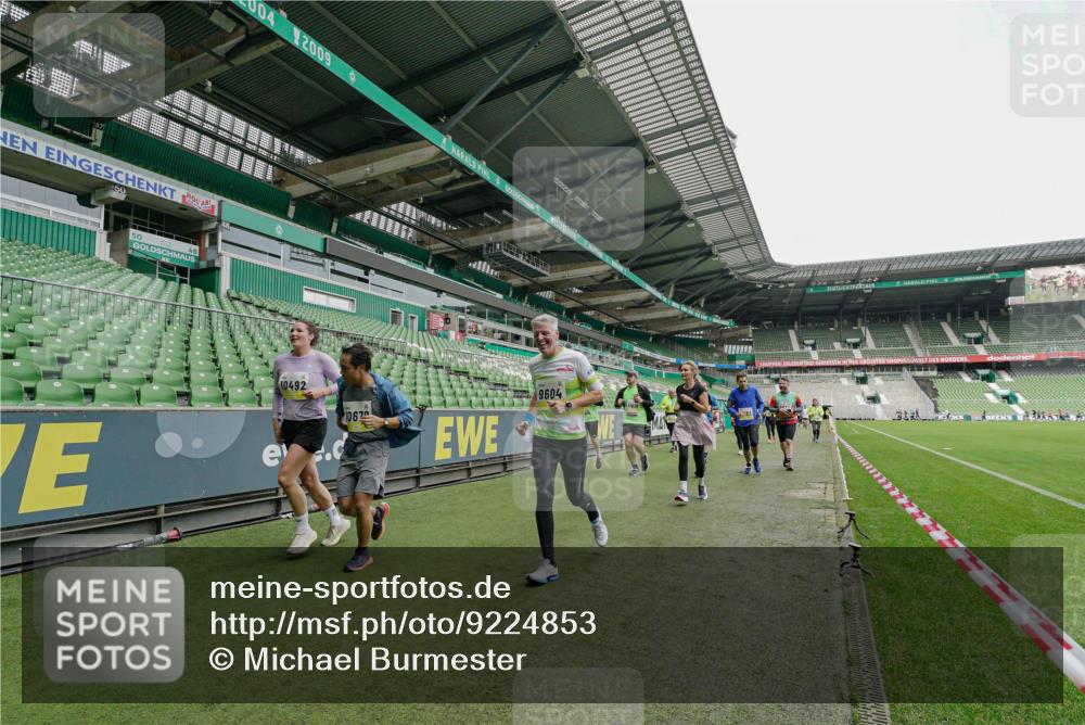 05.10.2025 - 20. swb-Marathon Bremen Michael Burmester http://msf.ph/oto/9224853 05.10.2025 10:36:55 Laufen im Stadion 7123, 7777, 7908, 9177, 9208, 9215, 9246, 9271, 9272, 9294, 9305, 9346, 9349, 9363, 9371, 9381, 9443, 9473, 9531, 9568, 9593, 9603, 9604, 9608, 9611, 9613, 9635, 9655, 9673, 9692, 9747, 9802, 9812, 9827, 9839, 9841, 9913, 9991, 10004, 10026, 10030, 10067, 10071, 10093, 10209, 10217, 10219, 10290, 10291, 10324, 10345, 10357, 10406, 10489, 10492, 10518, 10558, 10560, 10562, 10571, 10588, 10615, 10656, 10679, 10762, 10771, 10809, 10821, 10901, 11184, 11251, 7908, 8585 meine-sportfotos.de