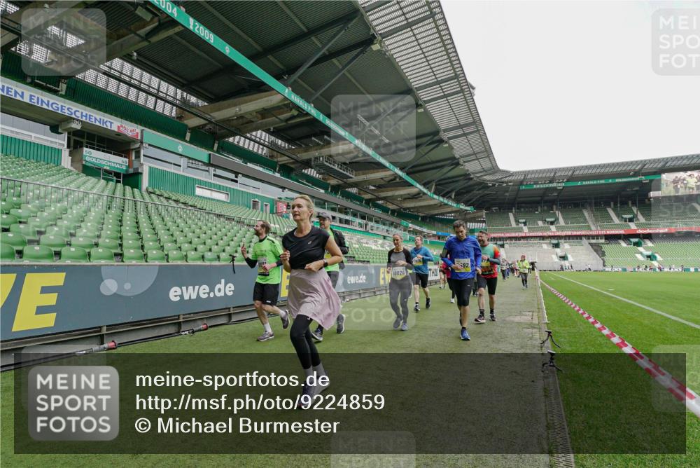 05.10.2025 - 20. swb-Marathon Bremen Michael Burmester http://msf.ph/oto/9224859 05.10.2025 10:36:57 Laufen im Stadion 7123, 7777, 9177, 9208, 9215, 9246, 9271, 9272, 9294, 9305, 9363, 9381, 9473, 9531, 9568, 9593, 9603, 9604, 9608, 9611, 9613, 9635, 9655, 9673, 9692, 9747, 9802, 9812, 9827, 9839, 9841, 9913, 9991, 10004, 10026, 10030, 10067, 10071, 10093, 10209, 10217, 10219, 10290, 10291, 10324, 10345, 10357, 10406, 10489, 10492, 10518, 10558, 10560, 10562, 10571, 10588, 10615, 10656, 10679, 10762, 10771, 10809, 10821, 10901, 11184, 11223, 11251, 7908, 8585, 9346 meine-sportfotos.de