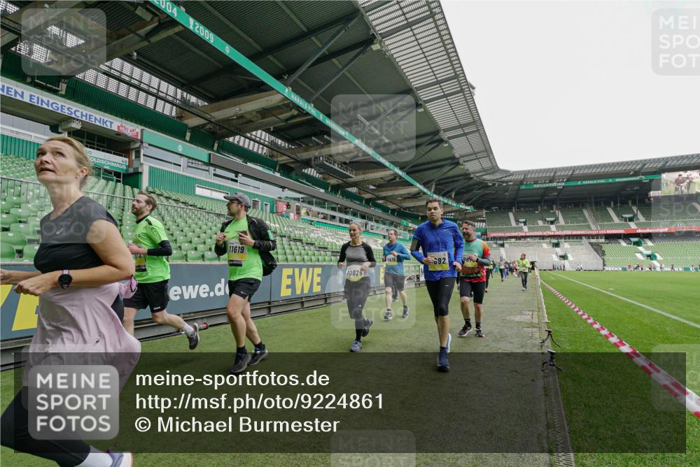 05.10.2025 - 20. swb-Marathon Bremen Michael Burmester http://msf.ph/oto/9224861 05.10.2025 10:36:57 Laufen im Stadion 7123, 7777, 9177, 9208, 9215, 9246, 9271, 9272, 9294, 9305, 9363, 9381, 9473, 9531, 9568, 9593, 9603, 9604, 9608, 9611, 9613, 9635, 9655, 9673, 9692, 9747, 9802, 9812, 9827, 9839, 9841, 9913, 9991, 10004, 10026, 10030, 10067, 10071, 10093, 10209, 10217, 10219, 10290, 10291, 10324, 10345, 10357, 10406, 10489, 10492, 10518, 10558, 10560, 10562, 10571, 10588, 10615, 10656, 10679, 10762, 10771, 10809, 10821, 10901, 11184, 11223, 11251, 7908, 8585, 9346 meine-sportfotos.de