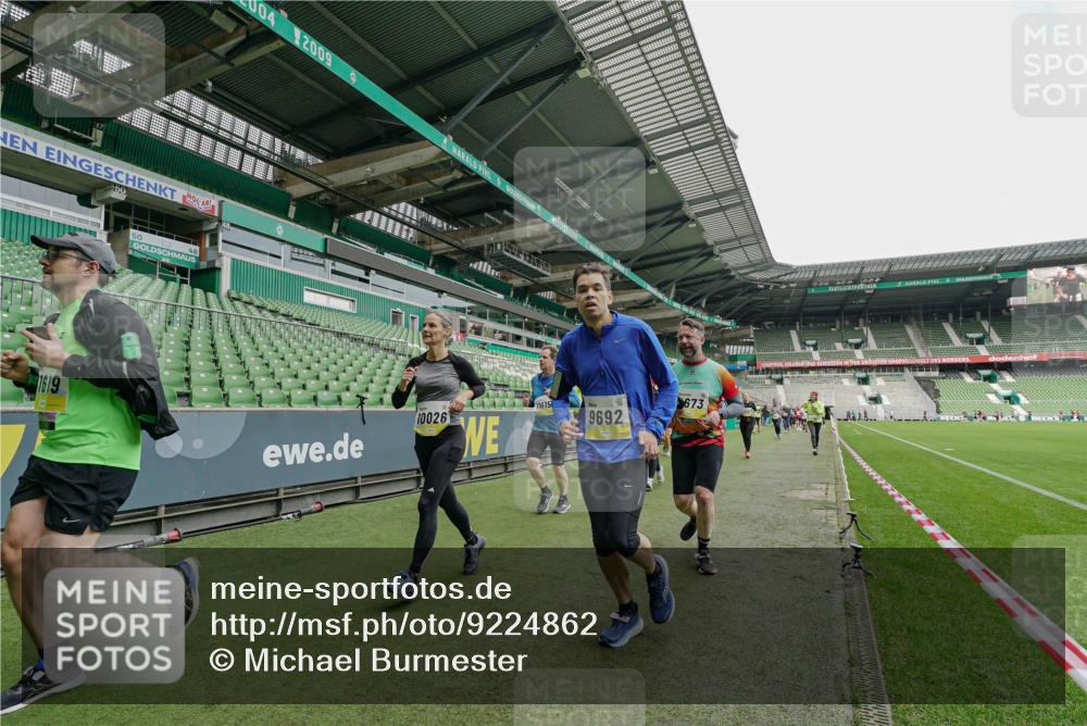 05.10.2025 - 20. swb-Marathon Bremen Michael Burmester http://msf.ph/oto/9224862 05.10.2025 10:36:58 Laufen im Stadion 7123, 7777, 9177, 9208, 9215, 9246, 9271, 9272, 9294, 9305, 9363, 9381, 9473, 9531, 9568, 9593, 9600, 9603, 9604, 9608, 9611, 9613, 9635, 9655, 9673, 9692, 9747, 9802, 9812, 9827, 9839, 9841, 9913, 9979, 9991, 10004, 10026, 10030, 10067, 10071, 10093, 10209, 10217, 10290, 10291, 10324, 10345, 10357, 10370, 10406, 10489, 10492, 10518, 10558, 10560, 10562, 10571, 10588, 10615, 10656, 10679, 10762, 10771, 10809, 10821, 10901, 11184, 11223, 11251, 7908, 8585, 9346 meine-sportfotos.de