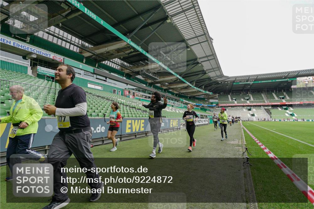 05.10.2025 - 20. swb-Marathon Bremen Michael Burmester http://msf.ph/oto/9224872 05.10.2025 10:37:02 Laufen im Stadion 7123, 7777, 9177, 9208, 9246, 9271, 9272, 9294, 9305, 9363, 9381, 9473, 9531, 9568, 9593, 9600, 9603, 9604, 9608, 9613, 9635, 9655, 9673, 9692, 9802, 9812, 9827, 9839, 9841, 9913, 9979, 9991, 10004, 10026, 10030, 10067, 10071, 10093, 10158, 10209, 10217, 10290, 10291, 10345, 10357, 10370, 10406, 10489, 10492, 10518, 10558, 10560, 10562, 10571, 10588, 10615, 10656, 10679, 10762, 10771, 10809, 10821, 10901, 11184, 11223, 11251, 7908, 8585, 9215, 9346 meine-sportfotos.de