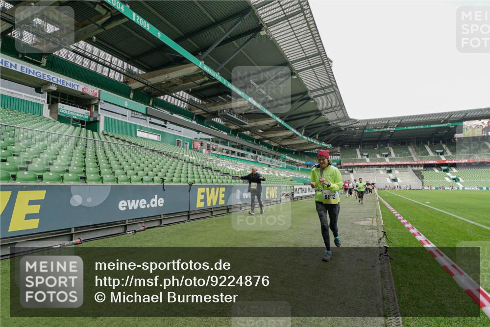 05.10.2025 - 20. swb-Marathon Bremen Michael Burmester http://msf.ph/oto/9224876 05.10.2025 10:37:04 Laufen im Stadion 7123, 7777, 9177, 9208, 9246, 9271, 9272, 9294, 9305, 9363, 9381, 9473, 9531, 9593, 9600, 9603, 9604, 9608, 9613, 9635, 9655, 9673, 9692, 9802, 9812, 9827, 9839, 9841, 9913, 9979, 9991, 10004, 10026, 10030, 10067, 10071, 10093, 10158, 10209, 10217, 10290, 10291, 10345, 10370, 10406, 10489, 10492, 10508, 10518, 10558, 10560, 10562, 10571, 10588, 10615, 10656, 10679, 10762, 10771, 10809, 10821, 10901, 11184, 11223, 11251, 7908, 8585, 9215, 9346 meine-sportfotos.de
