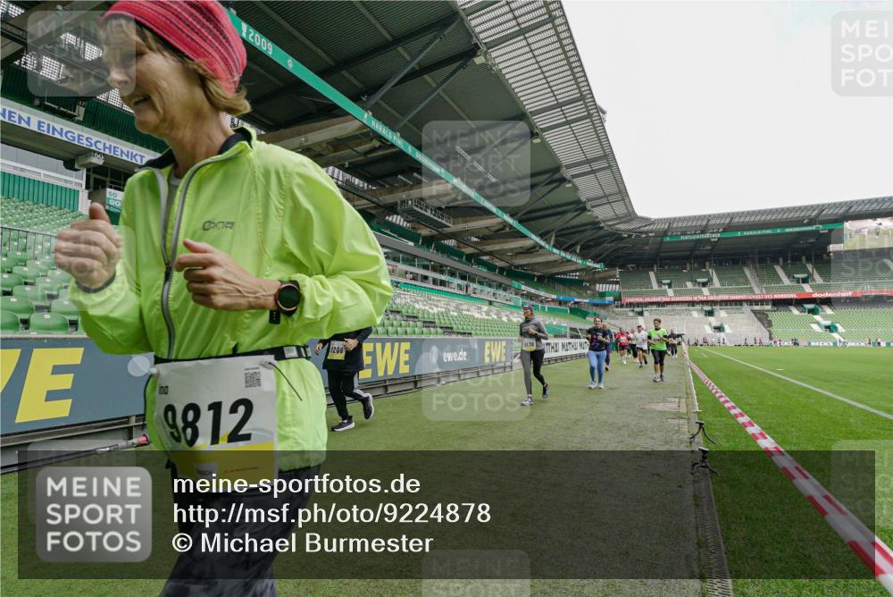 05.10.2025 - 20. swb-Marathon Bremen Michael Burmester http://msf.ph/oto/9224878 05.10.2025 10:37:05 Laufen im Stadion 7123, 7777, 9177, 9208, 9246, 9271, 9272, 9294, 9305, 9363, 9381, 9473, 9531, 9593, 9600, 9603, 9604, 9608, 9613, 9635, 9655, 9673, 9692, 9802, 9812, 9827, 9839, 9841, 9913, 9979, 9991, 10004, 10026, 10030, 10067, 10071, 10093, 10158, 10209, 10217, 10290, 10291, 10345, 10370, 10406, 10489, 10492, 10508, 10518, 10558, 10560, 10562, 10571, 10588, 10615, 10656, 10679, 10762, 10771, 10809, 10821, 10901, 11184, 11223, 11251, 7908, 8585, 9215, 9346 meine-sportfotos.de