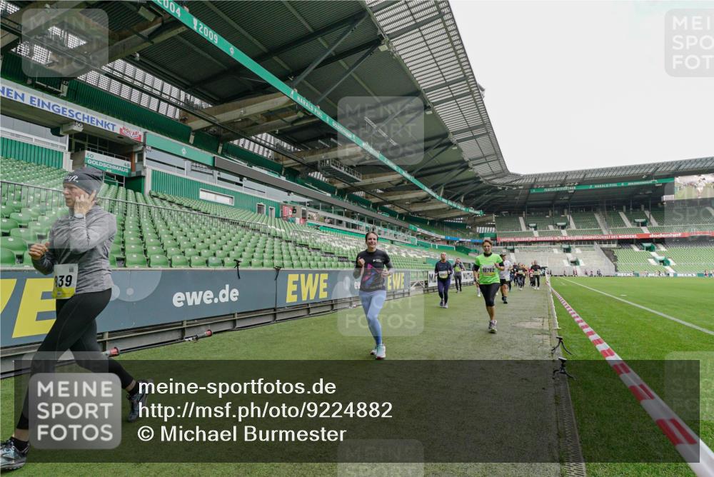 05.10.2025 - 20. swb-Marathon Bremen Michael Burmester http://msf.ph/oto/9224882 05.10.2025 10:37:08 Laufen im Stadion 7777, 9177, 9208, 9246, 9271, 9272, 9294, 9305, 9363, 9381, 9473, 9531, 9532, 9593, 9600, 9603, 9604, 9655, 9673, 9692, 9802, 9812, 9827, 9839, 9841, 9913, 9979, 9991, 10004, 10026, 10030, 10067, 10071, 10093, 10158, 10209, 10217, 10290, 10291, 10345, 10370, 10406, 10489, 10492, 10508, 10518, 10558, 10562, 10571, 10588, 10615, 10656, 10679, 10762, 10771, 10809, 10821, 10872, 10901, 11124, 11184, 11223, 11251, 7908, 8585, 9215, 9346 meine-sportfotos.de