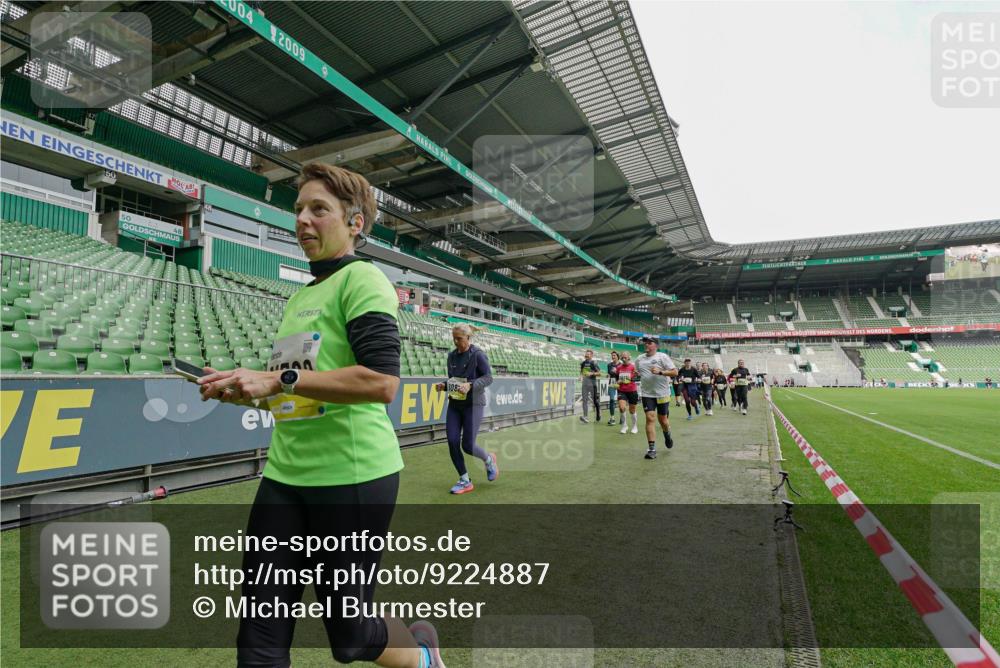 05.10.2025 - 20. swb-Marathon Bremen Michael Burmester http://msf.ph/oto/9224887 05.10.2025 10:37:10 Laufen im Stadion 7777, 9177, 9208, 9246, 9271, 9272, 9294, 9305, 9363, 9381, 9473, 9531, 9532, 9593, 9600, 9603, 9604, 9655, 9673, 9692, 9802, 9812, 9827, 9839, 9841, 9913, 9979, 9991, 10004, 10026, 10030, 10067, 10071, 10093, 10158, 10209, 10217, 10290, 10291, 10345, 10370, 10406, 10489, 10492, 10508, 10518, 10558, 10562, 10571, 10588, 10615, 10656, 10679, 10762, 10771, 10809, 10821, 10872, 10901, 11124, 11184, 11223, 11251, 7908, 8585, 9215, 9346 meine-sportfotos.de