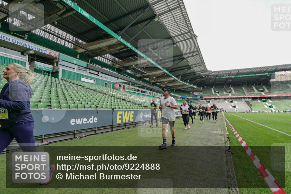 05.10.2025 - 20. swb-Marathon Bremen Michael Burmester http://msf.ph/oto/9224888 05.10.2025 10:37:12 Laufen im Stadion 7776, 7777, 9177, 9208, 9246, 9271, 9272, 9294, 9305, 9363, 9381, 9473, 9531, 9532, 9593, 9600, 9603, 9604, 9655, 9673, 9692, 9802, 9812, 9827, 9839, 9841, 9913, 9979, 9991, 10004, 10026, 10030, 10067, 10071, 10093, 10158, 10209, 10217, 10290, 10291, 10345, 10370, 10406, 10489, 10492, 10508, 10518, 10558, 10562, 10571, 10588, 10615, 10656, 10679, 10762, 10771, 10809, 10821, 10872, 10901, 11124, 11184, 11223, 11251, 7908, 8585, 9215, 9346 meine-sportfotos.de