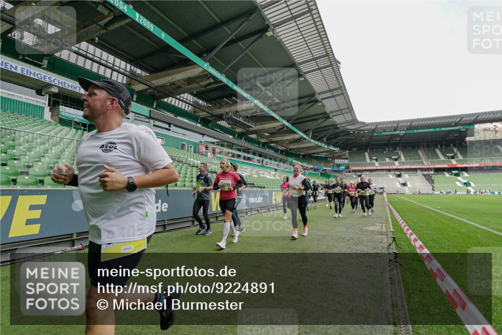 05.10.2025 - 20. swb-Marathon Bremen Michael Burmester http://msf.ph/oto/9224891 05.10.2025 10:37:13 Laufen im Stadion 7776, 7777, 9177, 9208, 9246, 9271, 9272, 9294, 9305, 9363, 9381, 9473, 9531, 9532, 9593, 9600, 9603, 9604, 9655, 9673, 9692, 9802, 9812, 9827, 9839, 9841, 9913, 9979, 9991, 10004, 10026, 10030, 10067, 10071, 10093, 10158, 10209, 10217, 10290, 10291, 10345, 10370, 10477, 10489, 10492, 10508, 10518, 10558, 10562, 10571, 10588, 10615, 10656, 10679, 10762, 10771, 10809, 10821, 10837, 10872, 10995, 11124, 11184, 11223, 11251, 7908, 8585, 9215, 9346 meine-sportfotos.de
