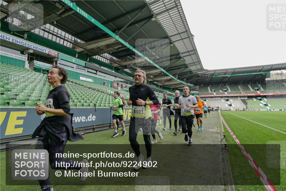05.10.2025 - 20. swb-Marathon Bremen Michael Burmester http://msf.ph/oto/9224902 05.10.2025 10:37:17 Laufen im Stadion 7776, 7777, 9177, 9208, 9246, 9271, 9272, 9294, 9305, 9360, 9363, 9381, 9473, 9531, 9532, 9600, 9603, 9604, 9655, 9673, 9692, 9802, 9812, 9827, 9839, 9841, 9913, 9979, 10004, 10026, 10030, 10067, 10071, 10093, 10158, 10209, 10217, 10265, 10271, 10290, 10291, 10345, 10370, 10477, 10489, 10492, 10508, 10518, 10562, 10571, 10588, 10615, 10656, 10679, 10762, 10771, 10777, 10809, 10821, 10837, 10872, 10876, 10995, 11124, 11184, 11223, 11251, 11415, 9215 meine-sportfotos.de