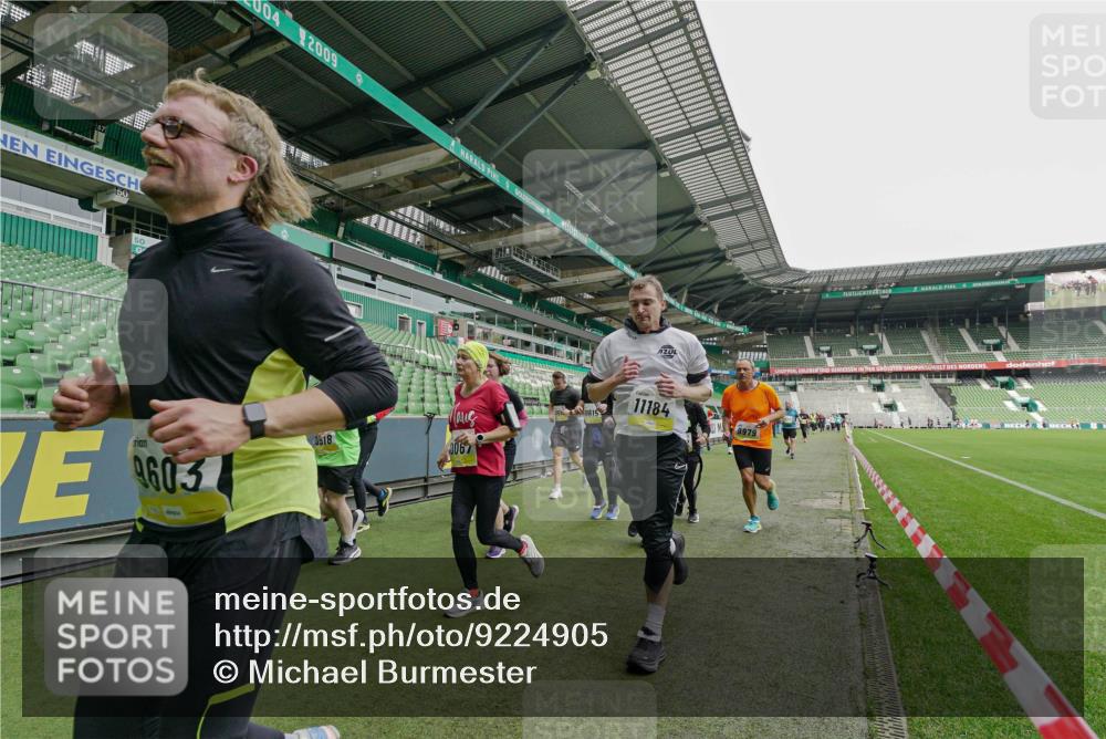 05.10.2025 - 20. swb-Marathon Bremen Michael Burmester http://msf.ph/oto/9224905 05.10.2025 10:37:18 Laufen im Stadion 7776, 7777, 9177, 9208, 9246, 9271, 9272, 9294, 9305, 9360, 9363, 9381, 9473, 9531, 9532, 9600, 9603, 9604, 9655, 9673, 9692, 9802, 9812, 9827, 9839, 9841, 9913, 9979, 10004, 10026, 10030, 10067, 10071, 10093, 10158, 10209, 10217, 10265, 10271, 10290, 10291, 10345, 10370, 10477, 10489, 10492, 10508, 10518, 10562, 10571, 10588, 10615, 10656, 10679, 10762, 10771, 10777, 10809, 10821, 10837, 10872, 10876, 10995, 11124, 11184, 11223, 11251, 11415, 9215 meine-sportfotos.de
