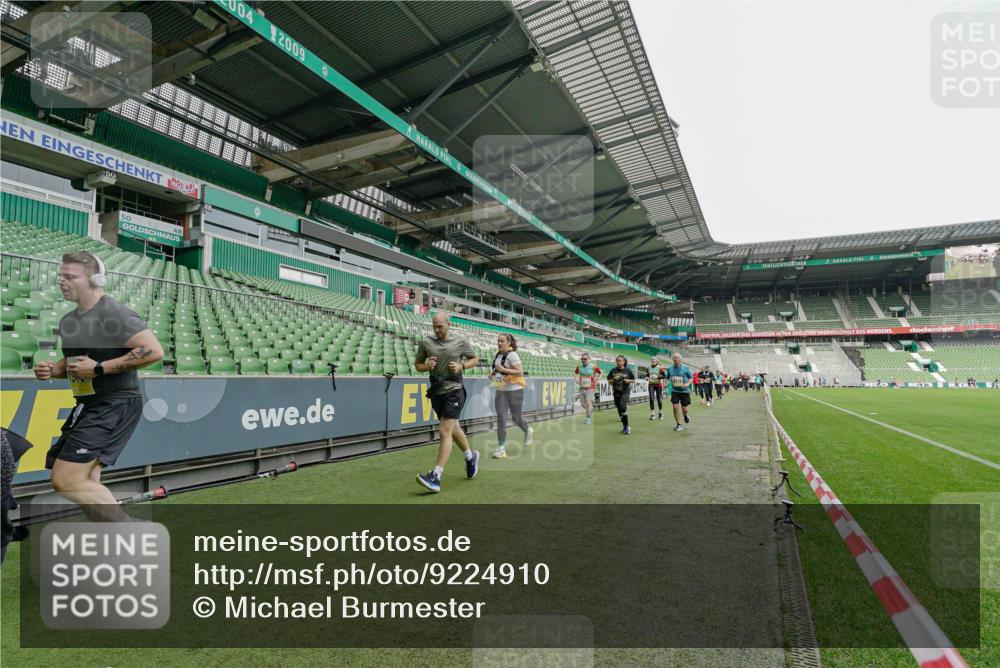 05.10.2025 - 20. swb-Marathon Bremen Michael Burmester http://msf.ph/oto/9224910 05.10.2025 10:37:20 Laufen im Stadion 7776, 7777, 9177, 9208, 9246, 9271, 9272, 9294, 9305, 9360, 9363, 9381, 9473, 9531, 9532, 9600, 9603, 9604, 9655, 9673, 9692, 9802, 9812, 9839, 9841, 9893, 9913, 9979, 10004, 10026, 10030, 10067, 10071, 10158, 10217, 10265, 10271, 10290, 10291, 10345, 10370, 10477, 10489, 10492, 10508, 10510, 10518, 10562, 10571, 10588, 10615, 10656, 10679, 10762, 10771, 10777, 10809, 10821, 10837, 10872, 10876, 10995, 11001, 11121, 11124, 11183, 11184, 11223, 11251, 11415, 9215 meine-sportfotos.de