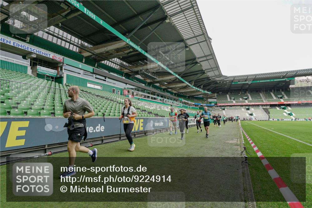 05.10.2025 - 20. swb-Marathon Bremen Michael Burmester http://msf.ph/oto/9224914 05.10.2025 10:37:21 Laufen im Stadion 7776, 7777, 9177, 9208, 9246, 9271, 9272, 9294, 9305, 9360, 9363, 9381, 9473, 9531, 9532, 9600, 9603, 9604, 9655, 9673, 9692, 9802, 9812, 9839, 9841, 9893, 9913, 9979, 10004, 10026, 10030, 10067, 10071, 10158, 10217, 10265, 10271, 10290, 10291, 10345, 10370, 10477, 10489, 10492, 10508, 10510, 10518, 10562, 10571, 10588, 10615, 10656, 10679, 10762, 10771, 10777, 10809, 10821, 10837, 10872, 10876, 10995, 11001, 11121, 11124, 11183, 11184, 11223, 11251, 11415 meine-sportfotos.de