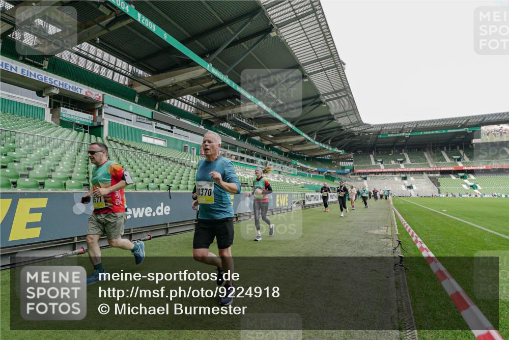 05.10.2025 - 20. swb-Marathon Bremen Michael Burmester http://msf.ph/oto/9224918 05.10.2025 10:37:24 Laufen im Stadion 7776, 7777, 9177, 9208, 9246, 9305, 9360, 9363, 9365, 9381, 9473, 9531, 9532, 9600, 9603, 9604, 9655, 9673, 9692, 9802, 9812, 9839, 9841, 9893, 9913, 9979, 10004, 10026, 10067, 10071, 10158, 10217, 10265, 10271, 10290, 10291, 10345, 10370, 10471, 10477, 10489, 10492, 10508, 10510, 10518, 10562, 10571, 10588, 10615, 10679, 10762, 10771, 10777, 10821, 10837, 10872, 10876, 10995, 11001, 11121, 11124, 11162, 11183, 11184, 11223, 11251, 11415 meine-sportfotos.de