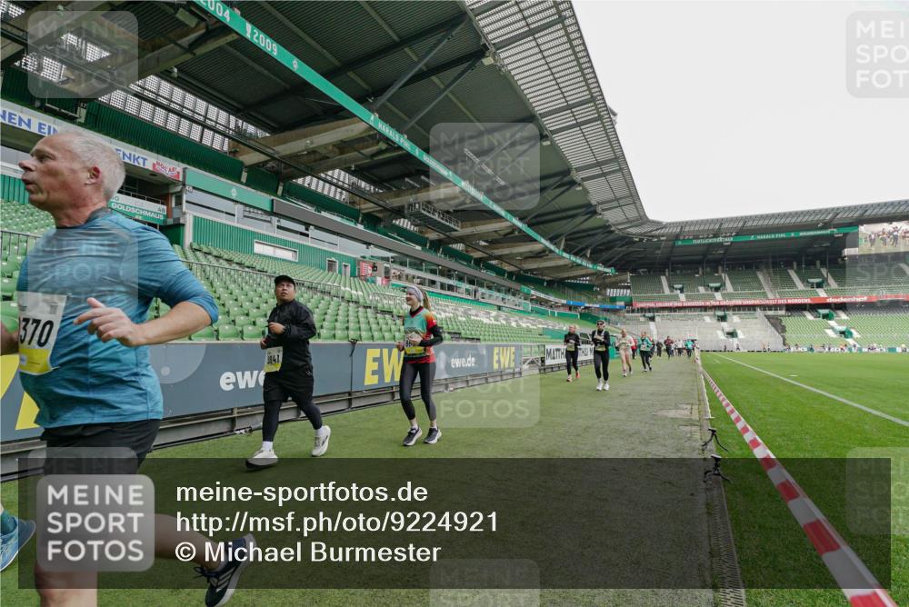 05.10.2025 - 20. swb-Marathon Bremen Michael Burmester http://msf.ph/oto/9224921 05.10.2025 10:37:24 Laufen im Stadion 7776, 7777, 9177, 9208, 9246, 9305, 9360, 9363, 9365, 9381, 9473, 9531, 9532, 9600, 9603, 9604, 9655, 9673, 9692, 9802, 9812, 9839, 9841, 9893, 9913, 9979, 10004, 10026, 10067, 10071, 10158, 10217, 10265, 10271, 10290, 10291, 10345, 10370, 10471, 10477, 10489, 10492, 10508, 10510, 10518, 10562, 10571, 10588, 10615, 10679, 10762, 10771, 10777, 10821, 10837, 10872, 10876, 10995, 11001, 11121, 11124, 11162, 11183, 11184, 11223, 11251, 11415 meine-sportfotos.de