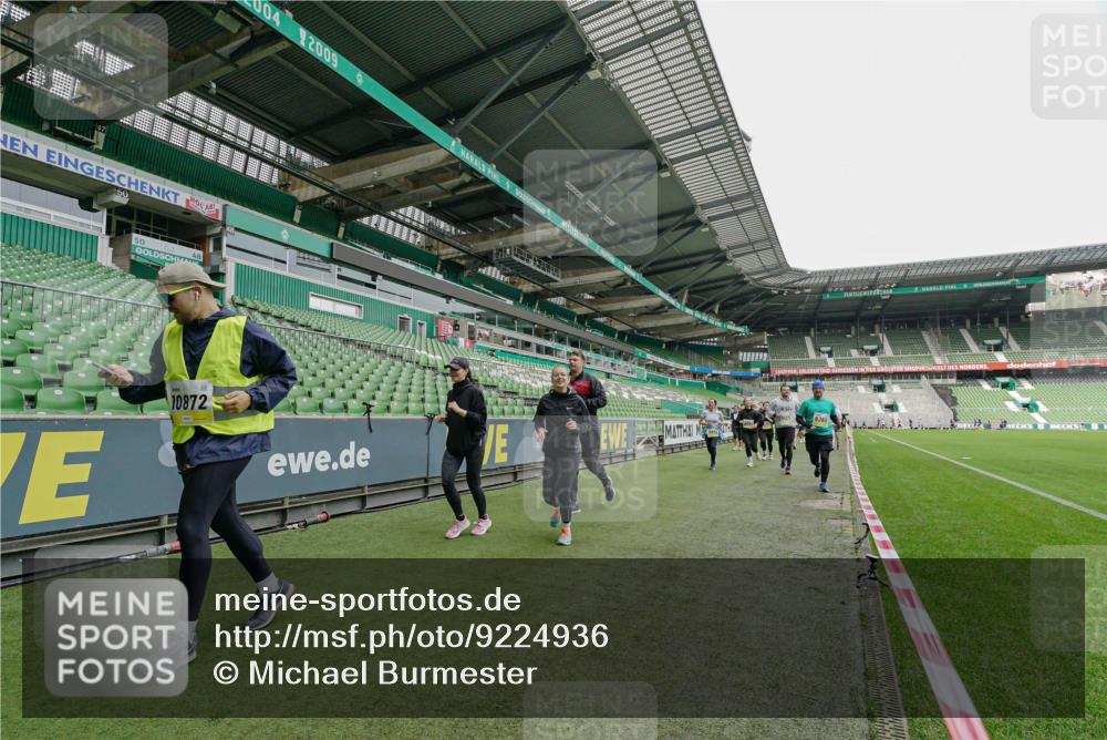05.10.2025 - 20. swb-Marathon Bremen Michael Burmester http://msf.ph/oto/9224936 05.10.2025 10:37:39 Laufen im Stadion 7621, 7776, 9177, 9208, 9237, 9246, 9305, 9360, 9363, 9365, 9381, 9426, 9448, 9531, 9532, 9536, 9600, 9603, 9642, 9748, 9802, 9839, 9841, 9893, 9979, 10056, 10067, 10098, 10158, 10194, 10265, 10271, 10274, 10290, 10291, 10301, 10345, 10370, 10471, 10477, 10489, 10508, 10510, 10518, 10562, 10571, 10611, 10615, 10771, 10777, 10821, 10826, 10829, 10837, 10872, 10876, 10995, 11001, 11050, 11121, 11124, 11150, 11162, 11183, 11184, 11223, 11251, 11415, 9177, 9208 meine-sportfotos.de