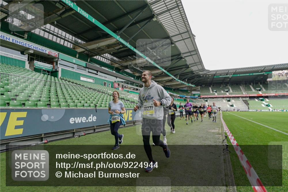 05.10.2025 - 20. swb-Marathon Bremen Michael Burmester http://msf.ph/oto/9224944 05.10.2025 10:37:43 Laufen im Stadion 7621, 7776, 9237, 9246, 9305, 9360, 9363, 9365, 9381, 9426, 9448, 9486, 9531, 9532, 9536, 9600, 9603, 9642, 9748, 9802, 9841, 9893, 9979, 10056, 10067, 10098, 10158, 10194, 10265, 10271, 10274, 10290, 10291, 10301, 10345, 10370, 10471, 10477, 10485, 10508, 10510, 10518, 10562, 10571, 10611, 10615, 10711, 10713, 10771, 10777, 10826, 10829, 10837, 10872, 10876, 10995, 11001, 11050, 11121, 11124, 11150, 11162, 11183, 11184, 11223, 11251, 11415, 9177, 9208 meine-sportfotos.de