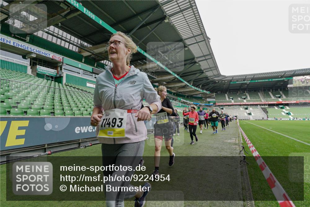 05.10.2025 - 20. swb-Marathon Bremen Michael Burmester http://msf.ph/oto/9224954 05.10.2025 10:37:48 Laufen im Stadion 7621, 7776, 9189, 9210, 9237, 9360, 9363, 9365, 9381, 9426, 9448, 9468, 9486, 9531, 9532, 9536, 9600, 9603, 9642, 9748, 9802, 9813, 9841, 9858, 9893, 9979, 10056, 10067, 10098, 10158, 10194, 10265, 10271, 10274, 10278, 10290, 10291, 10301, 10345, 10370, 10437, 10471, 10477, 10485, 10508, 10510, 10518, 10611, 10615, 10711, 10713, 10777, 10826, 10829, 10837, 10872, 10876, 10995, 11001, 11050, 11121, 11124, 11150, 11162, 11183, 11184, 11223, 11251, 11415, 9177, 9208 meine-sportfotos.de