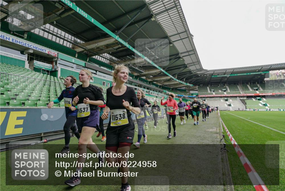 05.10.2025 - 20. swb-Marathon Bremen Michael Burmester http://msf.ph/oto/9224958 05.10.2025 10:37:48 Laufen im Stadion 7621, 7776, 9189, 9210, 9237, 9360, 9363, 9365, 9381, 9426, 9448, 9468, 9486, 9531, 9532, 9536, 9600, 9603, 9642, 9748, 9802, 9813, 9841, 9858, 9893, 9979, 10056, 10067, 10098, 10158, 10194, 10265, 10271, 10274, 10278, 10290, 10291, 10301, 10345, 10370, 10437, 10471, 10477, 10485, 10508, 10510, 10518, 10611, 10615, 10711, 10713, 10777, 10826, 10829, 10837, 10872, 10876, 10995, 11001, 11050, 11121, 11124, 11150, 11162, 11183, 11184, 11223, 11251, 11415, 9177, 9208 meine-sportfotos.de