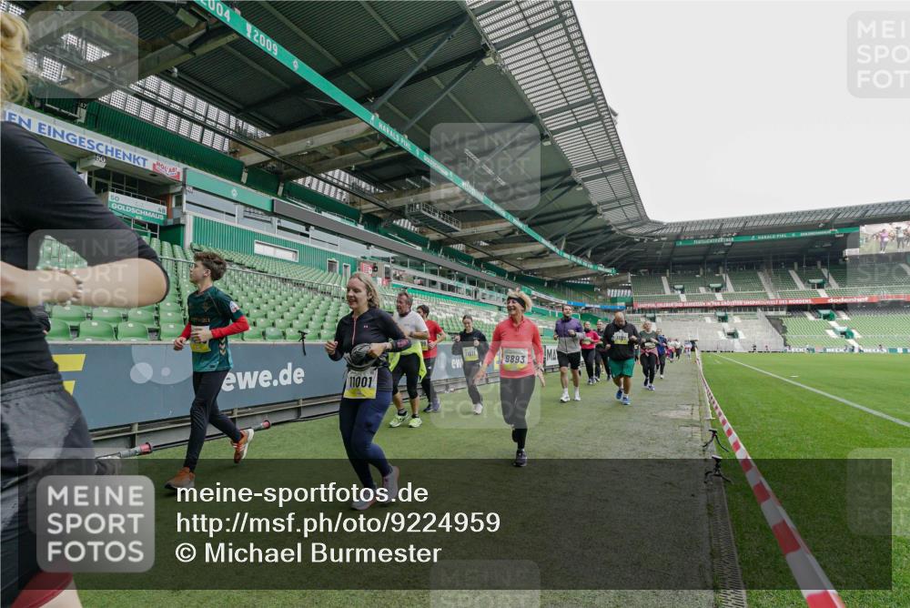 05.10.2025 - 20. swb-Marathon Bremen Michael Burmester http://msf.ph/oto/9224959 05.10.2025 10:37:49 Laufen im Stadion 7621, 7776, 9189, 9210, 9237, 9360, 9365, 9381, 9426, 9448, 9468, 9486, 9531, 9532, 9536, 9600, 9603, 9642, 9748, 9813, 9841, 9858, 9893, 9979, 10056, 10067, 10098, 10130, 10158, 10194, 10265, 10271, 10274, 10278, 10301, 10345, 10370, 10437, 10471, 10477, 10485, 10508, 10510, 10518, 10595, 10598, 10611, 10711, 10713, 10777, 10826, 10829, 10837, 10872, 10876, 10995, 11001, 11050, 11121, 11124, 11150, 11162, 11183, 11184, 11223, 11251, 11415, 9177, 9208, 9531 meine-sportfotos.de
