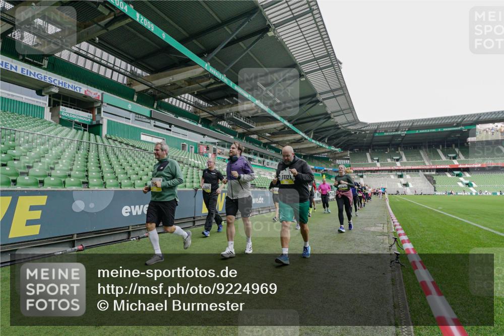 05.10.2025 - 20. swb-Marathon Bremen Michael Burmester http://msf.ph/oto/9224969 05.10.2025 10:37:51 Laufen im Stadion 7621, 7776, 9189, 9210, 9237, 9360, 9365, 9381, 9426, 9448, 9468, 9486, 9532, 9536, 9600, 9642, 9748, 9813, 9841, 9858, 9893, 9979, 10033, 10056, 10067, 10098, 10130, 10158, 10194, 10265, 10271, 10274, 10278, 10301, 10345, 10370, 10437, 10471, 10477, 10485, 10508, 10510, 10595, 10598, 10611, 10711, 10713, 10777, 10826, 10829, 10837, 10872, 10876, 10995, 11001, 11050, 11121, 11124, 11150, 11162, 11183, 11184, 11223, 11251, 11415, 9177, 9208, 9381, 9531 meine-sportfotos.de