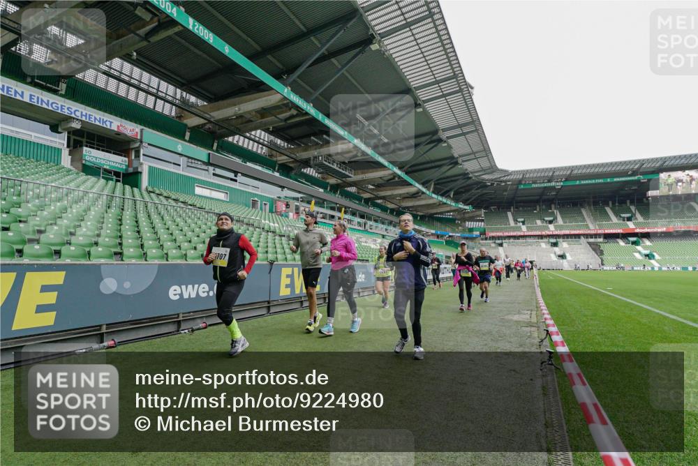 05.10.2025 - 20. swb-Marathon Bremen Michael Burmester http://msf.ph/oto/9224980 05.10.2025 10:37:55 Laufen im Stadion 7621, 7776, 8574, 9189, 9210, 9237, 9360, 9365, 9426, 9448, 9468, 9486, 9532, 9536, 9600, 9642, 9684, 9748, 9813, 9858, 9893, 9979, 10033, 10056, 10098, 10130, 10158, 10194, 10265, 10271, 10274, 10278, 10301, 10370, 10437, 10471, 10477, 10485, 10508, 10510, 10595, 10598, 10611, 10678, 10711, 10713, 10777, 10826, 10829, 10837, 10872, 10876, 10995, 11001, 11050, 11121, 11124, 11150, 11162, 11183, 11223, 11415, 9177, 9208, 9381, 9531 meine-sportfotos.de