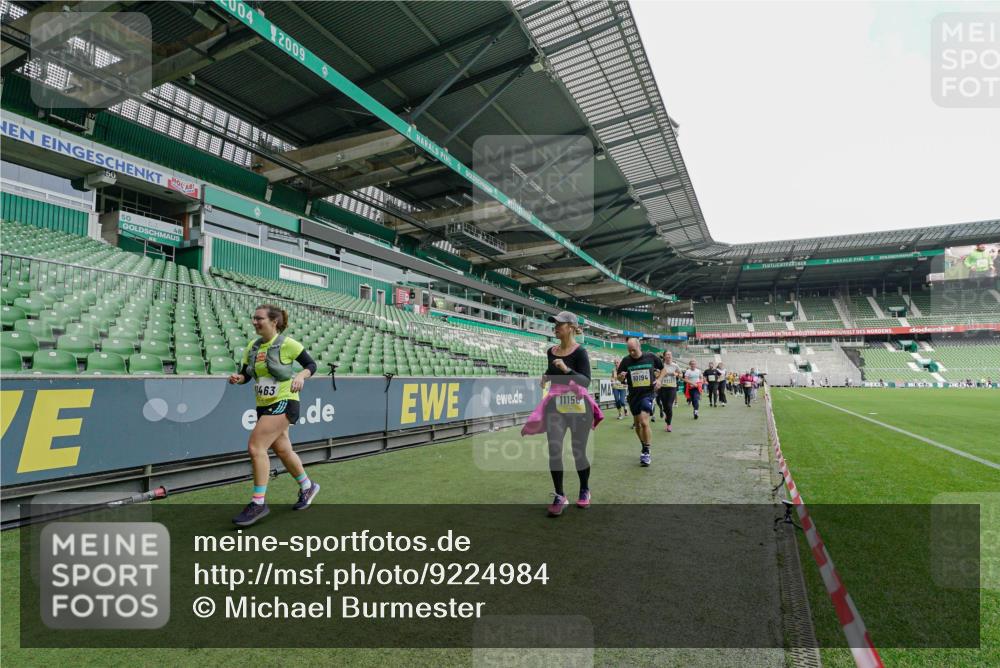 05.10.2025 - 20. swb-Marathon Bremen Michael Burmester http://msf.ph/oto/9224984 05.10.2025 10:37:57 Laufen im Stadion 7621, 7776, 8574, 9189, 9210, 9237, 9360, 9365, 9426, 9432, 9448, 9468, 9486, 9498, 9532, 9536, 9600, 9642, 9647, 9684, 9748, 9813, 9846, 9858, 9893, 9979, 10033, 10056, 10098, 10130, 10158, 10194, 10265, 10271, 10274, 10278, 10301, 10370, 10437, 10471, 10477, 10485, 10508, 10510, 10595, 10598, 10611, 10678, 10711, 10713, 10777, 10825, 10826, 10829, 10837, 10872, 10876, 10995, 11001, 11050, 11121, 11124, 11150, 11162, 11183, 11223, 11415, 9177, 9208, 9381, 9531 meine-sportfotos.de