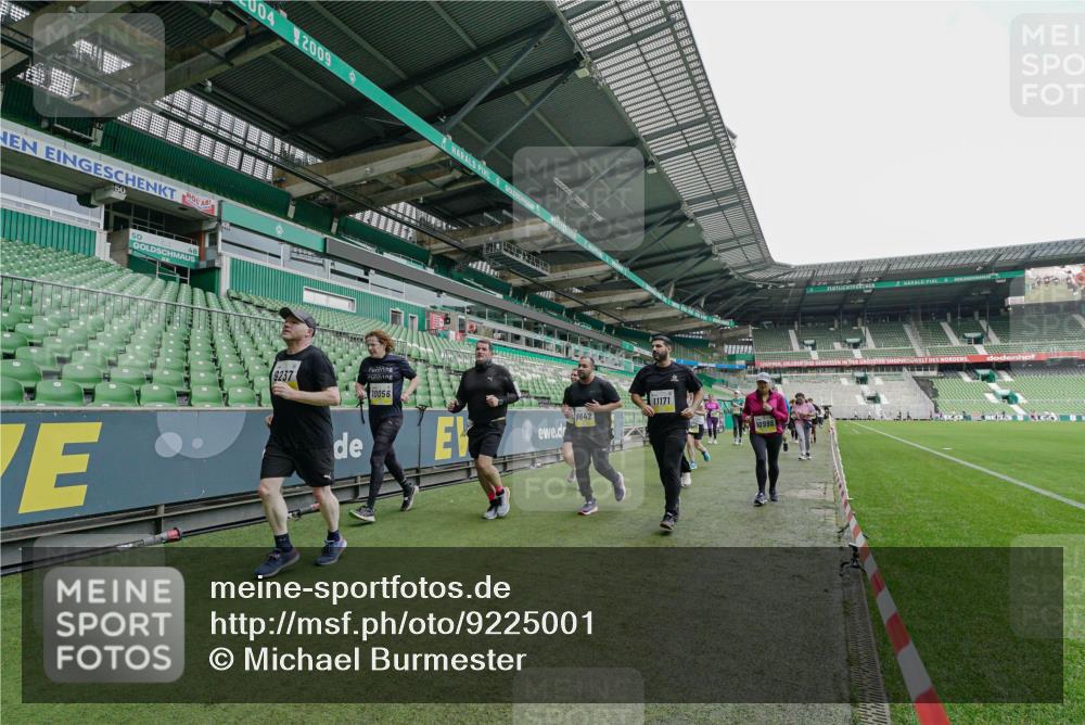 05.10.2025 - 20. swb-Marathon Bremen Michael Burmester http://msf.ph/oto/9225001 05.10.2025 10:38:04 Laufen im Stadion 7621, 7776, 8574, 9189, 9210, 9237, 9360, 9365, 9426, 9432, 9448, 9468, 9486, 9498, 9532, 9536, 9642, 9647, 9684, 9707, 9748, 9750, 9813, 9846, 9858, 9893, 10033, 10056, 10098, 10130, 10167, 10194, 10265, 10271, 10274, 10278, 10301, 10437, 10471, 10477, 10485, 10510, 10530, 10595, 10598, 10611, 10678, 10711, 10713, 10777, 10803, 10804, 10825, 10826, 10829, 10837, 10872, 10876, 10995, 11001, 11050, 11121, 11124, 11150, 11162, 11183, 11415, 9381, 9531 meine-sportfotos.de