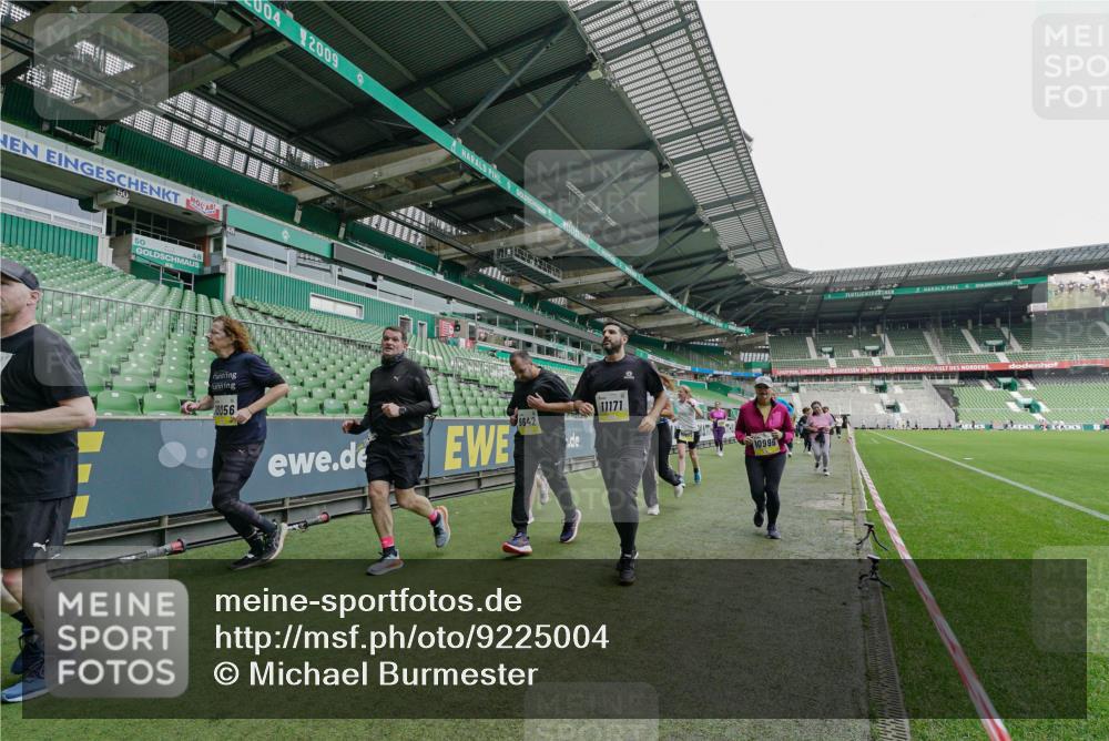 05.10.2025 - 20. swb-Marathon Bremen Michael Burmester http://msf.ph/oto/9225004 05.10.2025 10:38:04 Laufen im Stadion 7621, 7776, 8574, 9189, 9210, 9237, 9360, 9365, 9426, 9432, 9448, 9468, 9486, 9498, 9532, 9536, 9642, 9647, 9684, 9707, 9748, 9750, 9813, 9846, 9858, 9893, 10033, 10056, 10098, 10130, 10167, 10194, 10265, 10271, 10274, 10278, 10301, 10437, 10471, 10477, 10485, 10510, 10530, 10595, 10598, 10611, 10678, 10711, 10713, 10777, 10803, 10804, 10825, 10826, 10829, 10837, 10872, 10876, 10995, 11001, 11050, 11121, 11124, 11150, 11162, 11183, 11415, 9381, 9531 meine-sportfotos.de