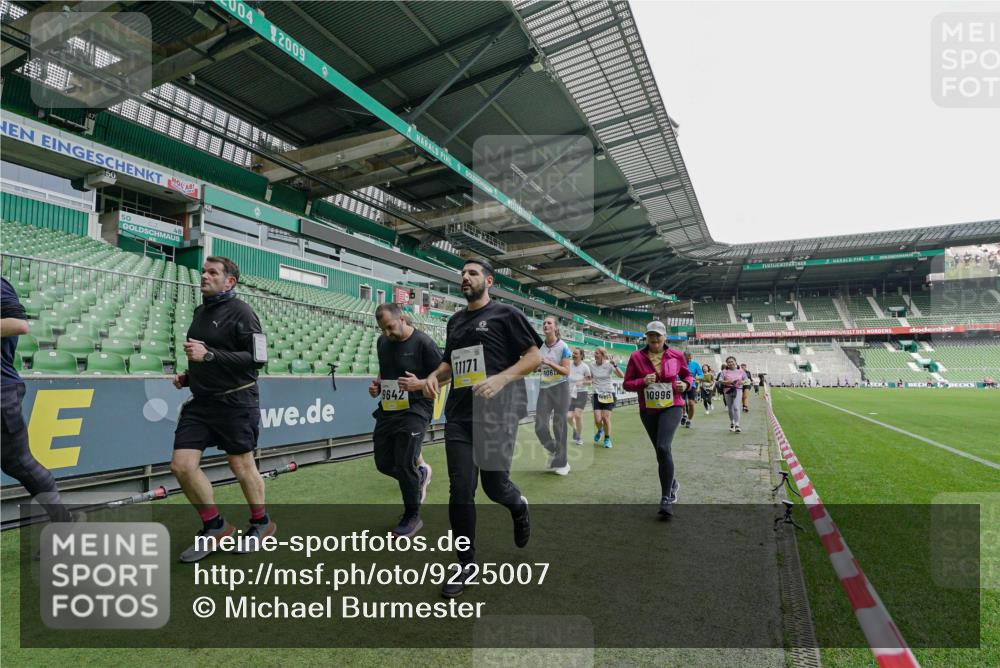 05.10.2025 - 20. swb-Marathon Bremen Michael Burmester http://msf.ph/oto/9225007 05.10.2025 10:38:05 Laufen im Stadion 7621, 7776, 8574, 9189, 9210, 9237, 9360, 9365, 9426, 9432, 9448, 9468, 9486, 9498, 9532, 9536, 9642, 9647, 9684, 9707, 9748, 9750, 9813, 9846, 9858, 9893, 10033, 10056, 10098, 10130, 10167, 10194, 10265, 10271, 10274, 10278, 10301, 10437, 10471, 10477, 10485, 10510, 10530, 10595, 10598, 10611, 10678, 10711, 10713, 10777, 10803, 10804, 10825, 10826, 10829, 10837, 10872, 10876, 10995, 11001, 11050, 11121, 11124, 11150, 11162, 11183, 11415, 9381, 9531 meine-sportfotos.de