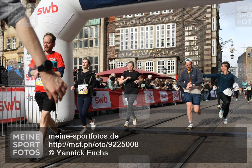 05.10.2025 - 20. swb-Marathon Bremen Yannick Fuchs http://msf.ph/oto/9225008 05.10.2025 10:56:29 Ziel 9258, 9424, 9783, 10028, 10191, 10196, 10424, 10590, 10992, 11364, 11554, 11662, 11723 meine-sportfotos.de
