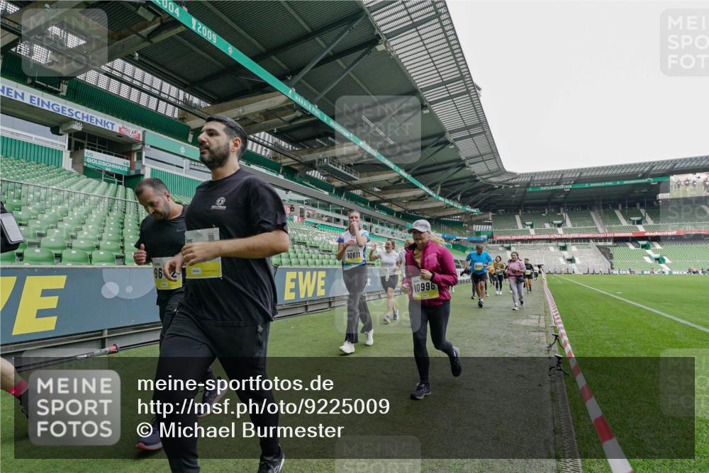05.10.2025 - 20. swb-Marathon Bremen Michael Burmester http://msf.ph/oto/9225009 05.10.2025 10:38:05 Laufen im Stadion 7621, 7776, 8574, 9189, 9210, 9237, 9360, 9365, 9426, 9432, 9448, 9468, 9486, 9498, 9532, 9536, 9642, 9647, 9684, 9707, 9748, 9750, 9813, 9846, 9858, 9893, 10033, 10056, 10098, 10130, 10167, 10194, 10265, 10271, 10274, 10278, 10301, 10437, 10471, 10477, 10485, 10510, 10530, 10595, 10598, 10611, 10678, 10711, 10713, 10777, 10803, 10804, 10825, 10826, 10829, 10837, 10872, 10876, 10995, 11001, 11050, 11121, 11124, 11150, 11162, 11183, 11415, 9381, 9531 meine-sportfotos.de