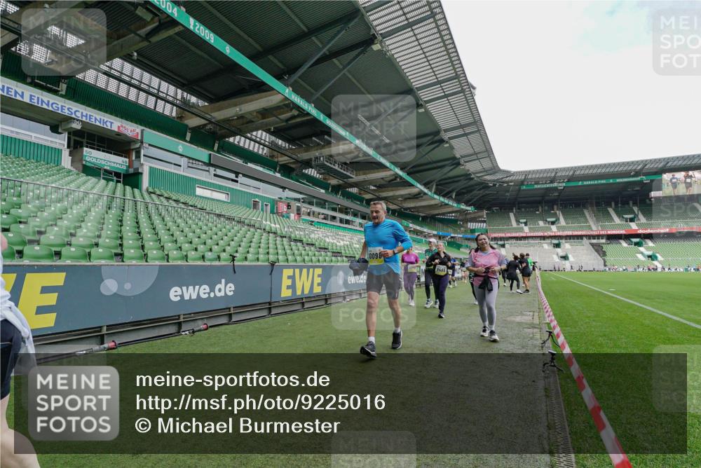 05.10.2025 - 20. swb-Marathon Bremen Michael Burmester http://msf.ph/oto/9225016 05.10.2025 10:38:08 Laufen im Stadion 7621, 7776, 8574, 9189, 9210, 9237, 9360, 9365, 9426, 9432, 9448, 9468, 9486, 9498, 9536, 9642, 9647, 9684, 9707, 9748, 9750, 9813, 9846, 9858, 9893, 9915, 9940, 10033, 10056, 10098, 10130, 10167, 10194, 10205, 10265, 10271, 10274, 10278, 10301, 10437, 10471, 10477, 10485, 10510, 10530, 10595, 10598, 10611, 10678, 10711, 10713, 10777, 10803, 10804, 10825, 10826, 10829, 10837, 10872, 10876, 10995, 11001, 11050, 11121, 11150, 11162, 11183, 11415, 9381, 9531 meine-sportfotos.de