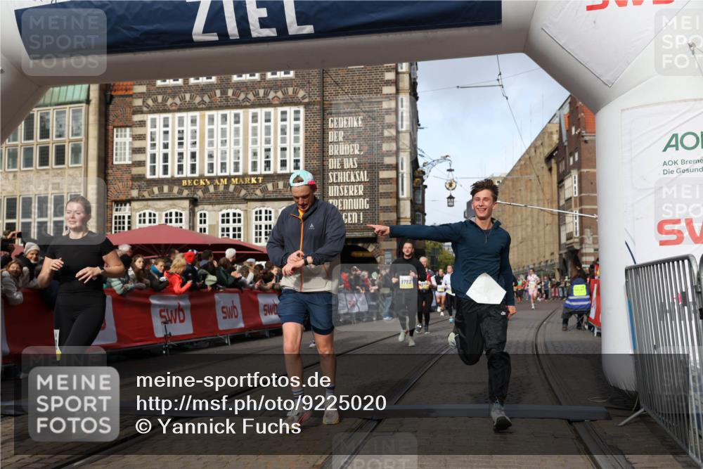 05.10.2025 - 20. swb-Marathon Bremen Yannick Fuchs http://msf.ph/oto/9225020 05.10.2025 10:56:29 Ziel 9258, 9424, 9783, 10028, 10191, 10196, 10424, 10590, 10992, 11364, 11554, 11662, 11723 meine-sportfotos.de