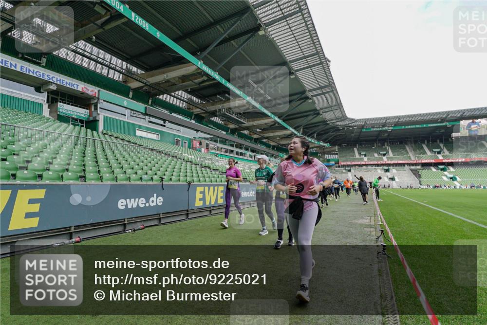 05.10.2025 - 20. swb-Marathon Bremen Michael Burmester http://msf.ph/oto/9225021 05.10.2025 10:38:09 Laufen im Stadion 7621, 7776, 8574, 9189, 9210, 9237, 9360, 9365, 9426, 9432, 9448, 9468, 9486, 9498, 9536, 9642, 9647, 9684, 9707, 9748, 9750, 9813, 9846, 9858, 9893, 9915, 9940, 10033, 10056, 10098, 10130, 10167, 10194, 10205, 10265, 10271, 10274, 10278, 10301, 10437, 10471, 10477, 10478, 10485, 10510, 10530, 10595, 10598, 10611, 10678, 10711, 10713, 10777, 10803, 10804, 10825, 10826, 10829, 10837, 10876, 10995, 11001, 11050, 11121, 11150, 11162, 11183, 11415, 9381, 9531 meine-sportfotos.de