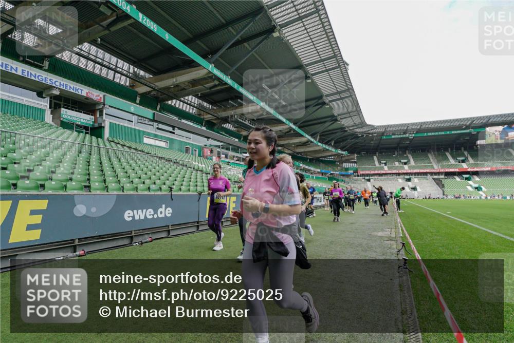 05.10.2025 - 20. swb-Marathon Bremen Michael Burmester http://msf.ph/oto/9225025 05.10.2025 10:38:10 Laufen im Stadion 7621, 7776, 8574, 9189, 9210, 9237, 9360, 9365, 9426, 9432, 9448, 9468, 9486, 9498, 9536, 9642, 9647, 9684, 9707, 9748, 9750, 9771, 9813, 9846, 9858, 9893, 9915, 9940, 10033, 10056, 10098, 10130, 10167, 10194, 10205, 10265, 10271, 10274, 10278, 10301, 10437, 10471, 10477, 10478, 10485, 10510, 10530, 10595, 10598, 10611, 10678, 10711, 10713, 10777, 10803, 10804, 10825, 10826, 10829, 10837, 10876, 10995, 11001, 11050, 11121, 11150, 11162, 11183, 11415, 9381 meine-sportfotos.de