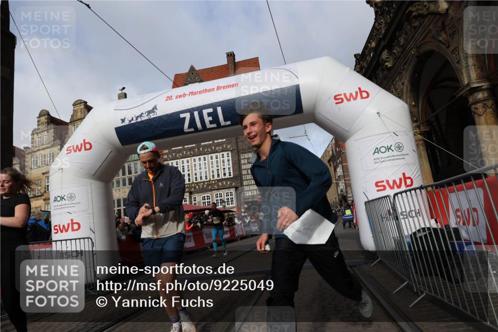 05.10.2025 - 20. swb-Marathon Bremen Yannick Fuchs http://msf.ph/oto/9225049 05.10.2025 10:56:31 Ziel 9424, 9783, 9932, 10028, 10191, 10196, 10387, 10424, 10546, 10590, 11554, 11662, 11723 meine-sportfotos.de