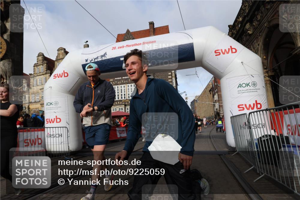 05.10.2025 - 20. swb-Marathon Bremen Yannick Fuchs http://msf.ph/oto/9225059 05.10.2025 10:56:31 Ziel 9424, 9783, 9932, 10028, 10191, 10196, 10387, 10424, 10546, 10590, 11554, 11662, 11723 meine-sportfotos.de