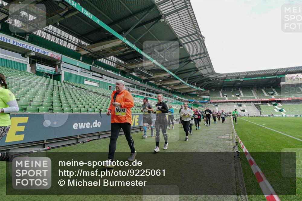 05.10.2025 - 20. swb-Marathon Bremen Michael Burmester http://msf.ph/oto/9225061 05.10.2025 10:38:19 Laufen im Stadion 7621, 8574, 9184, 9189, 9210, 9235, 9237, 9322, 9331, 9335, 9365, 9409, 9426, 9432, 9448, 9468, 9486, 9498, 9536, 9642, 9647, 9684, 9707, 9748, 9750, 9752, 9771, 9813, 9846, 9858, 9893, 9915, 9940, 9978, 10033, 10056, 10098, 10130, 10167, 10194, 10205, 10274, 10278, 10301, 10404, 10437, 10439, 10471, 10478, 10485, 10510, 10530, 10595, 10598, 10611, 10678, 10711, 10713, 10803, 10804, 10825, 10826, 10829, 11001, 11050, 11121, 11150, 11162, 11183 meine-sportfotos.de