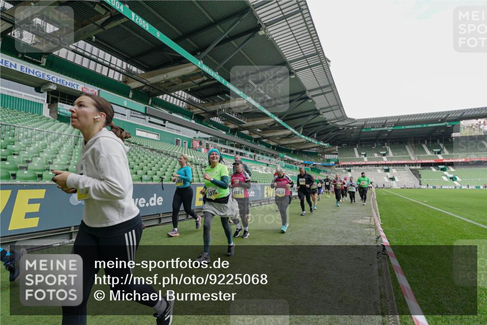 05.10.2025 - 20. swb-Marathon Bremen Michael Burmester http://msf.ph/oto/9225068 05.10.2025 10:38:22 Laufen im Stadion 7621, 8574, 9182, 9184, 9189, 9210, 9235, 9237, 9322, 9331, 9335, 9365, 9409, 9426, 9432, 9448, 9468, 9486, 9498, 9536, 9642, 9647, 9684, 9707, 9748, 9750, 9752, 9771, 9813, 9846, 9858, 9915, 9940, 9978, 10033, 10056, 10098, 10130, 10167, 10194, 10205, 10274, 10278, 10297, 10301, 10404, 10437, 10439, 10446, 10471, 10478, 10485, 10511, 10530, 10595, 10598, 10611, 10678, 10711, 10713, 10803, 10804, 10825, 10826, 10829, 11050, 11150, 11162 meine-sportfotos.de